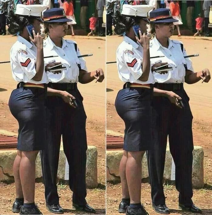 Maafisa 2 wa polisi walishana MABUSU kichakani, na kuibua msisimko mkubwa mtandaoni (picha)