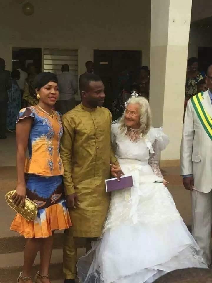 Young man surprises many after marrying very old lady(photos)