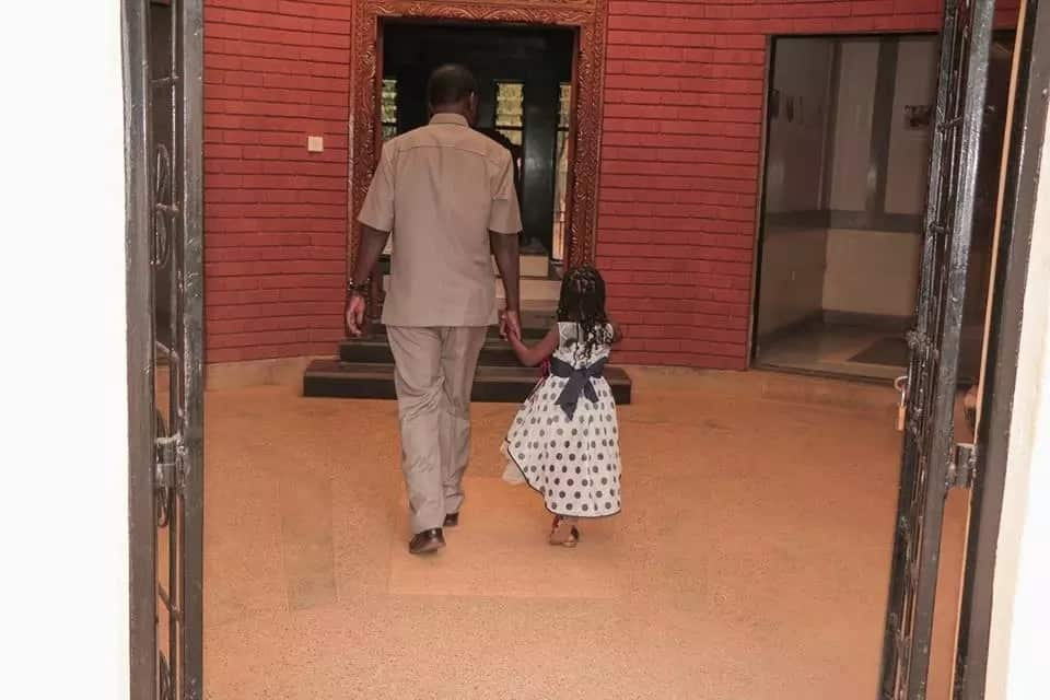 Raila Odinga spends Christmas with his granddaughters and it's so heart-warming