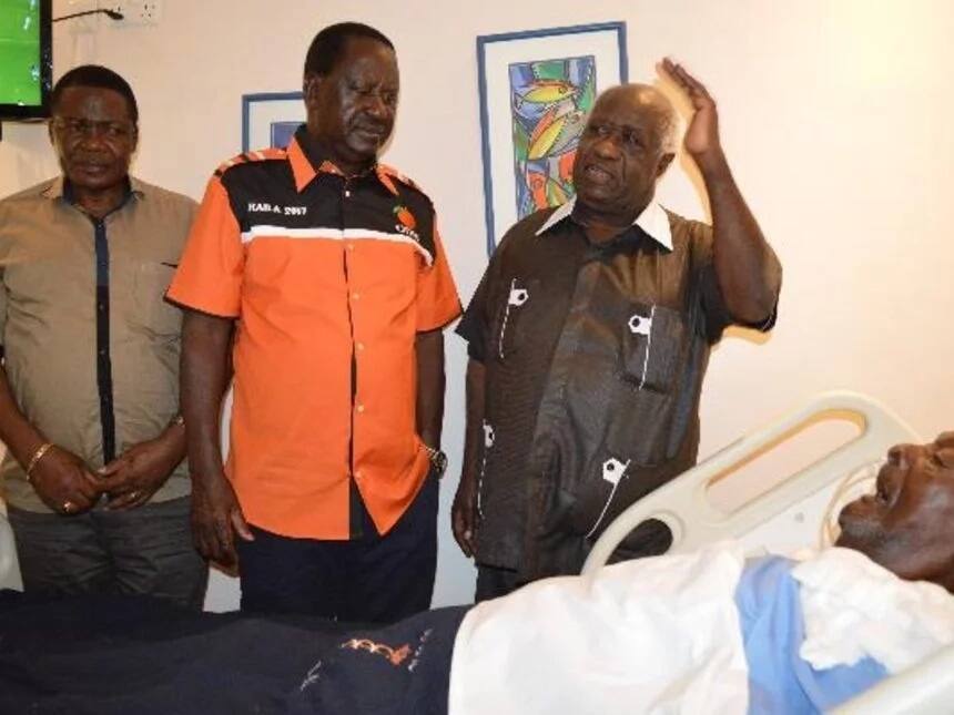 Raila Odinga amtembelea aliyekuwa waziri wa afya wa kwanza inchini ambaye amelazwa hospitalini