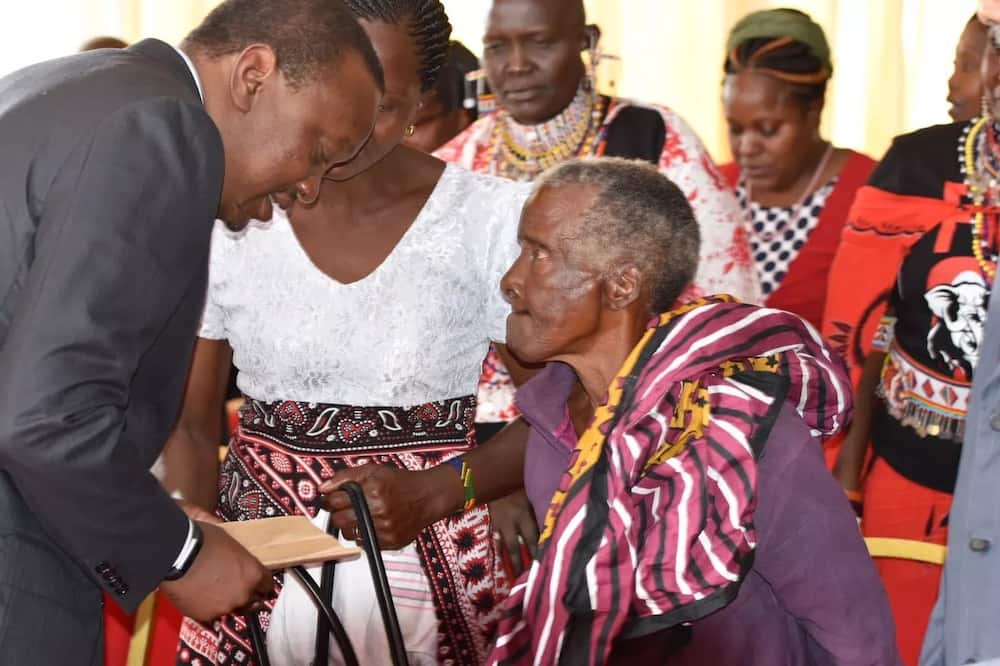 Uhuru Kenyatta meets a fitsula survivor.