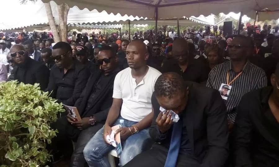 Money thrown in grave as Zari's billionaire ex-husband is laid to rest (Photos)