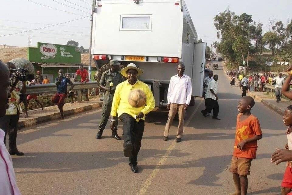 Museveni pulls another challenge, plays soccer in the middle of the road (Photos)