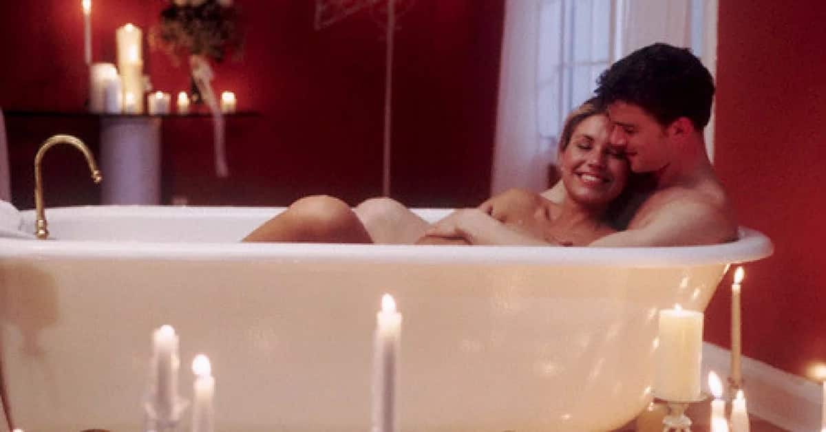 Красивая брюнетка наслаждается сексом в ванной комнате