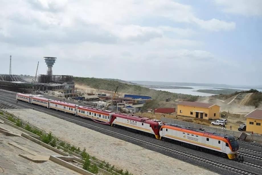 Breathtaking security that guarded the SGR train as Uhuru made trip from Mombasa to Nairobi (video)