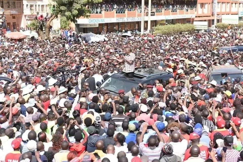 Uhuru ‘aleta’ mvua Nyeri, Raila aelekea Kibera ‘kuitisha’ mvua (VIDEO)!