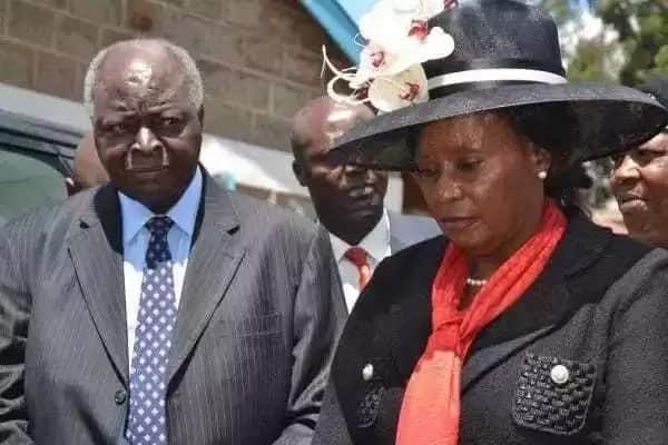 Wakenya waibua maswali kuhusu mwanamke aliyeandamana na Mwai Kibaki katika mazishi ya Gachagua