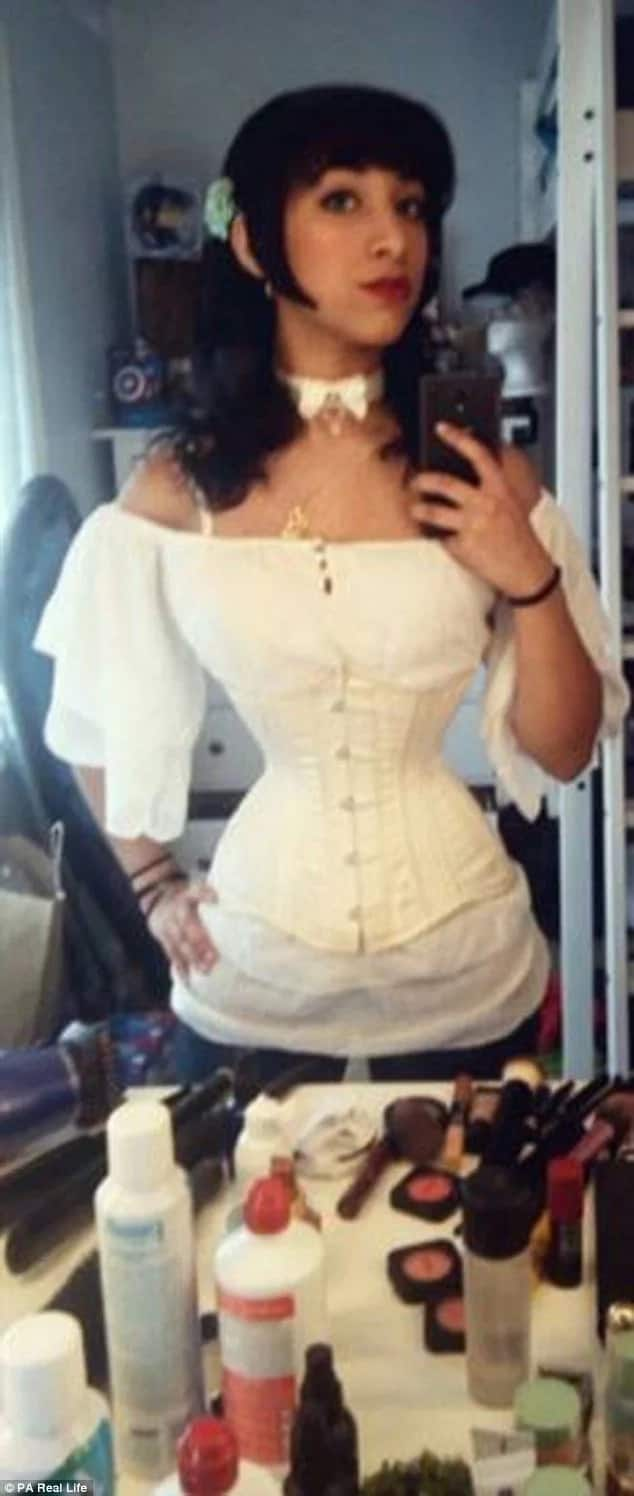 Meet woman, 20, who has tiny 45-cm waist after wearing corsets for 7 YEARS (photos)