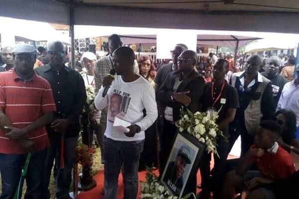 Money thrown in grave as Zari's billionaire ex-husband is laid to rest (Photos)
