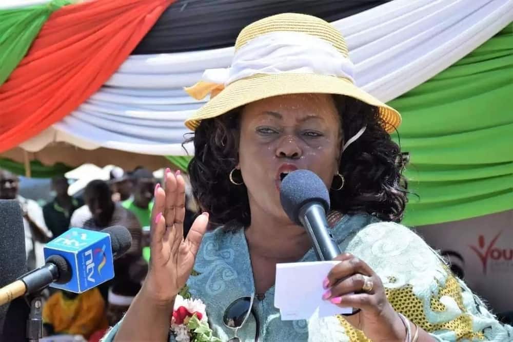 Millie Odhiambo 'Amkausha' Gladys Wanga, Amkumbatia Martha Karua wakati wa Mkutano wa Homa Bay