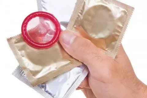 Jamaa amfanyia mkewe jambo la KUSHANGAZA baada ya kumpata na kondomu