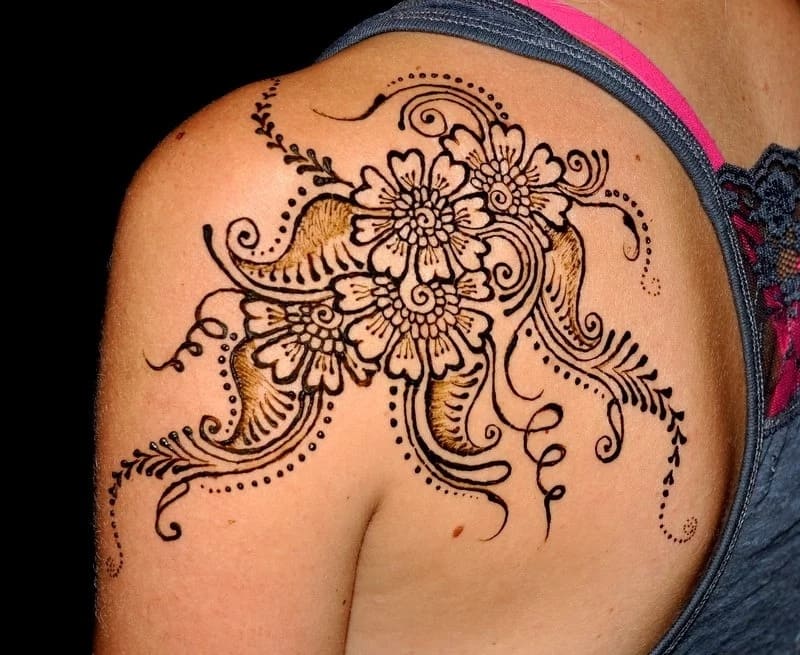 Mehndi design for the left shoulder