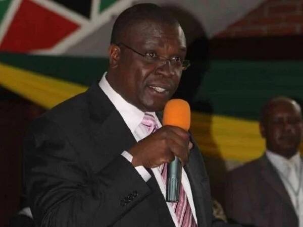 Kidero and his team remove Jubilee politician’s Billboard in Nairobi