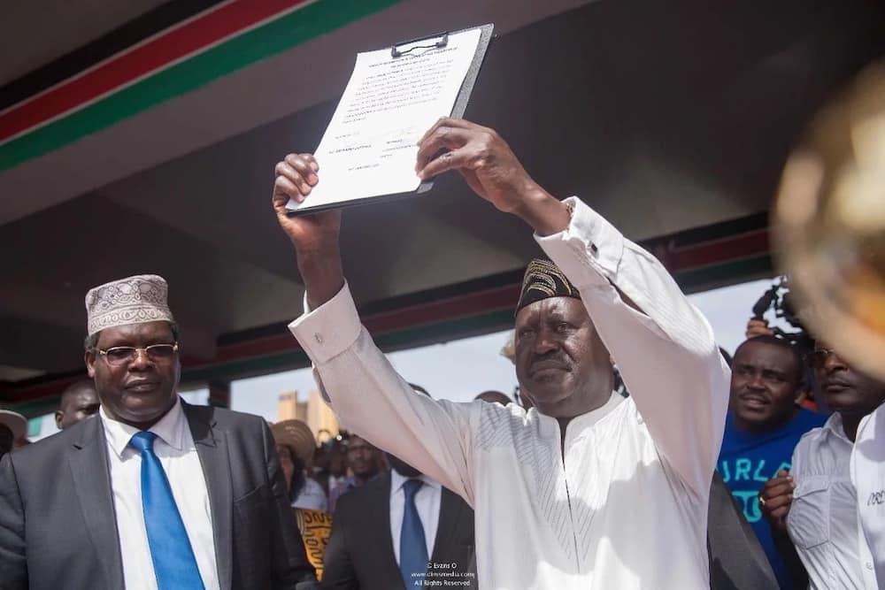 Miguna Miguna apasua mbarika kuhusu kuapishwa kwa Raila Odinga