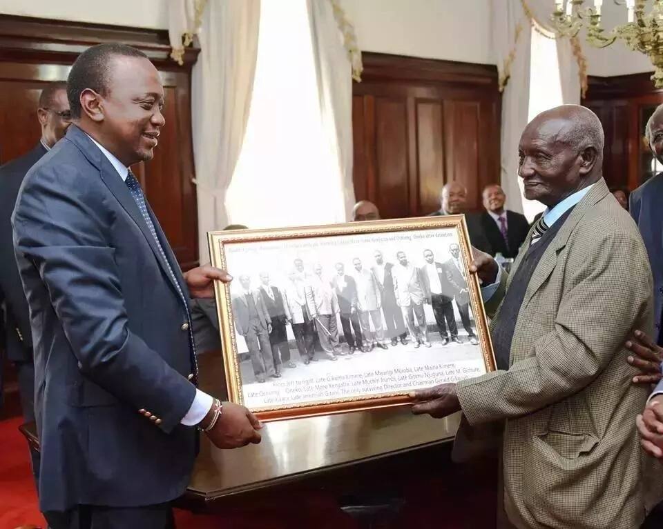 Uhuru amtuza mmliki mzee zaidi wa JUMBA LA UKAHABA Nairobi