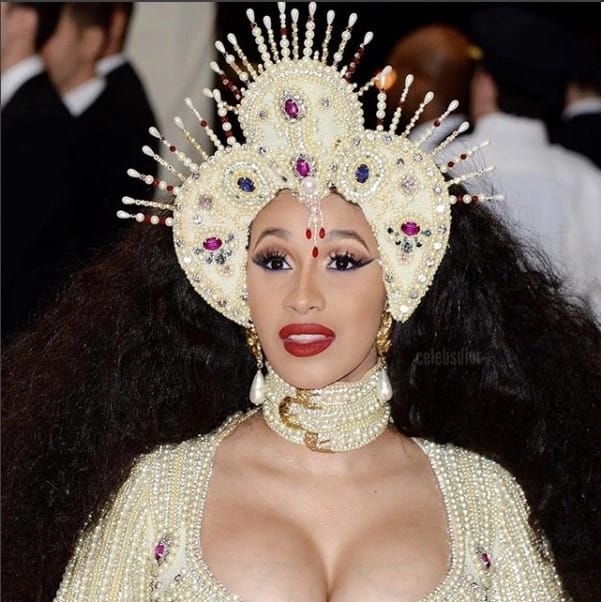 Rapa wa Marekani Cardi B atokezea kwa nguo ya uja uzito iliyozua mjadala