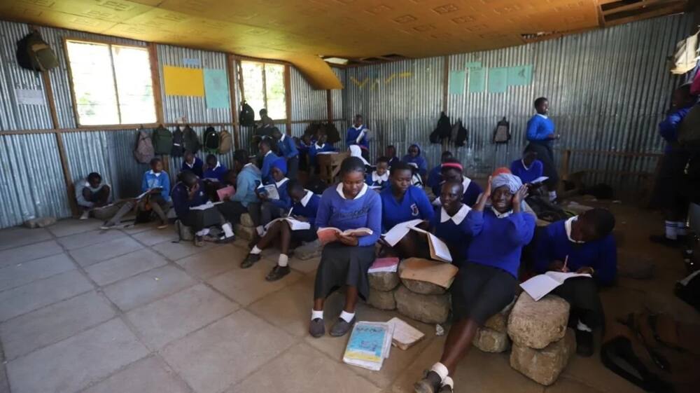 Shule ya Raila Education Centre ambapo wanafunzi wanaketi kwenye mawe wakifunzwa