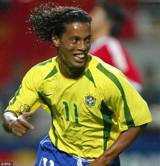 Mchezaji maarufu wa Brazil, Ronaldinho hatimaye astaafu soka
