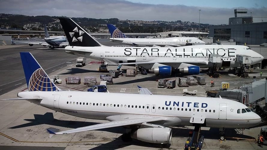 Airlines that banned 2 girls from boarding flight for wearing LEGGINGS roasted
