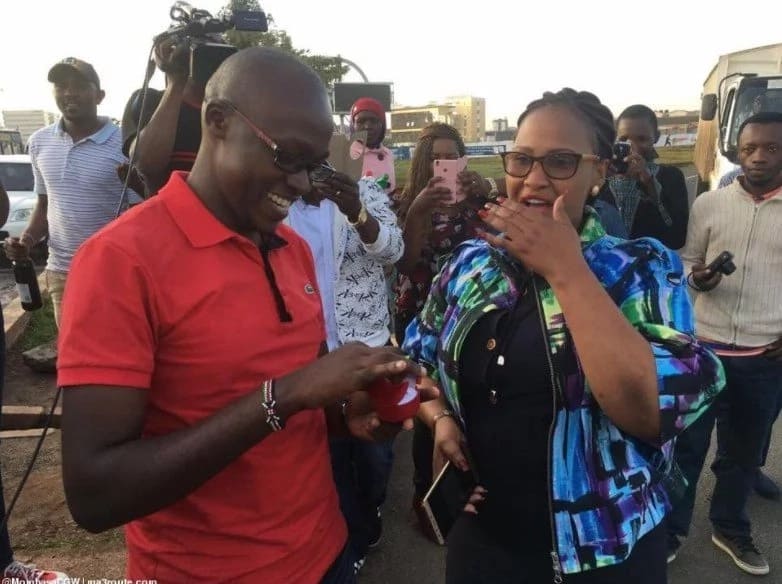 Romantic Kenyan man brings traffic to a standstill as he proposes to fiance in the middle of Mombasa road