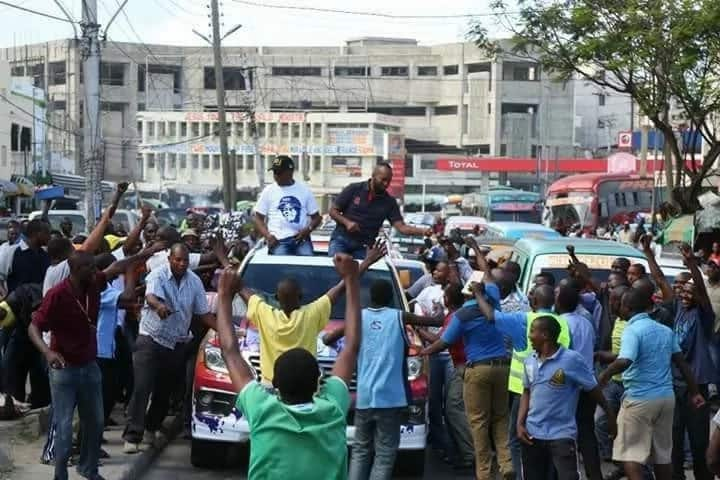 Hassan Joho asababisha hali ya mshikemshike Mombasa akiondoka kuelekea Mecca (Picha)