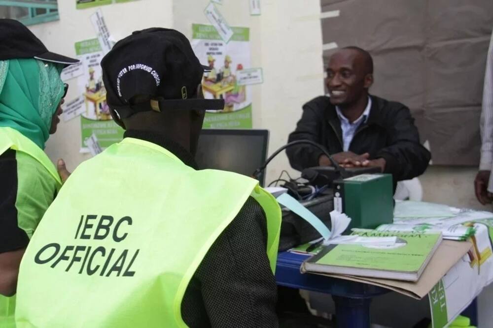 Maafisa wa IEBC wakiona cha mtema kuni siku ya 1 ya usajili wa wapiga kura