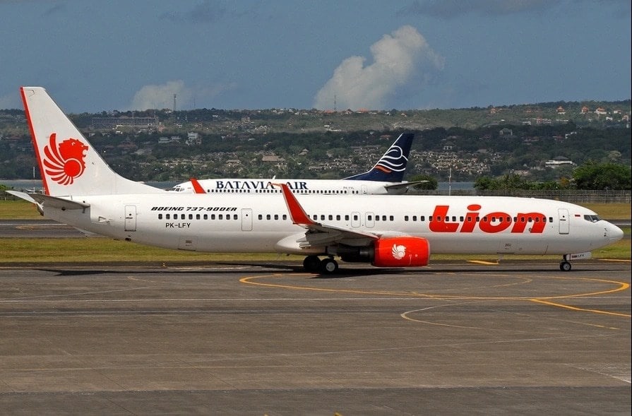 Indonesia plane carrying 188 passengers crashes into the sea