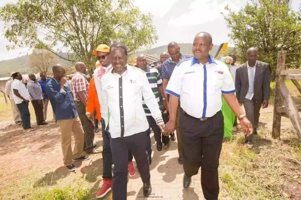 Picha za Raila na Ruto wakikumbatiana zazua mjadala mitandaoni