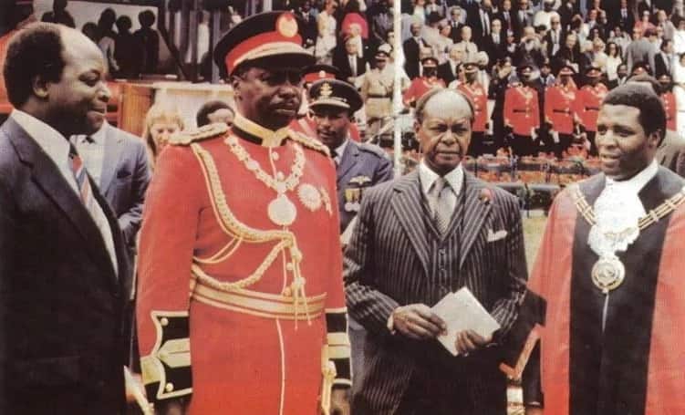 Uhuru and ex-Kenyan presidents in military uniforms