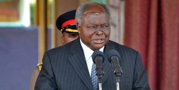 Wakenya waibua maswali kuhusu mwanamke aliyeandamana na Mwai Kibaki katika mazishi ya Gachagua