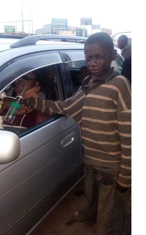 Chokoraa boy breaks down after meeting sick woman with a generator and oxygen gas cylinder