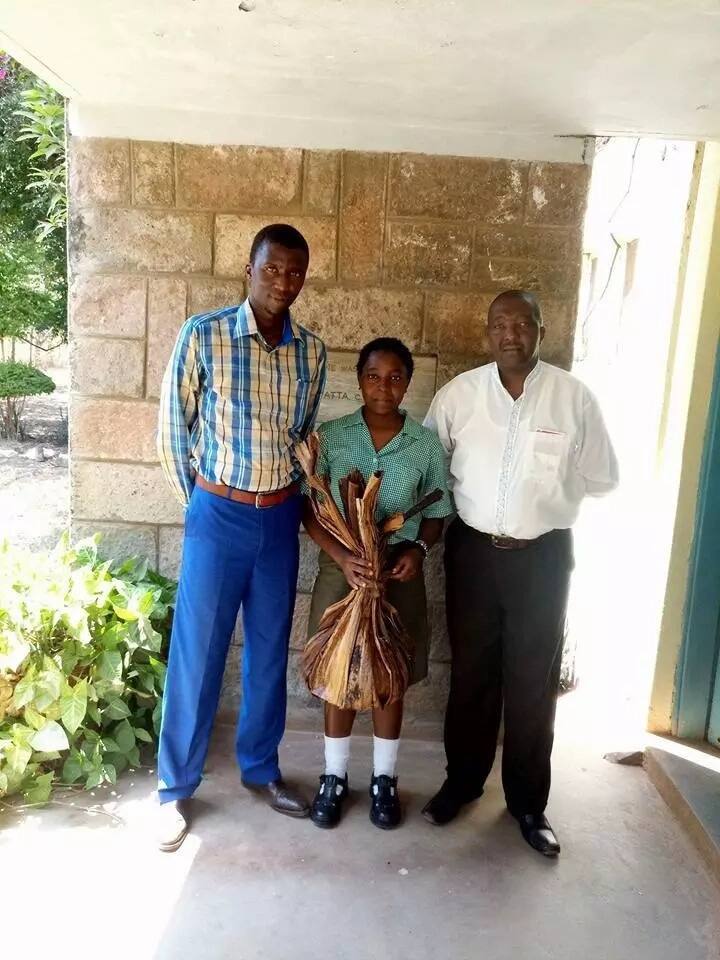 Meru student's use of dried banana leaves to carry shopping to school attracts well-wishers
