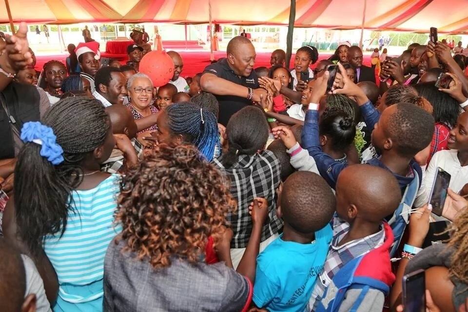 Uhuru athibitisha kwa mara nyingine jinsi alivyo babu wa kuvutia na inapendeza (picha)