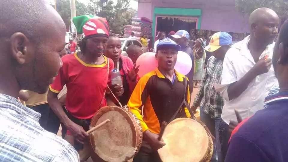 Jubilee supporters in Murang'a throw chapati street bash after Uhuru is sworn in