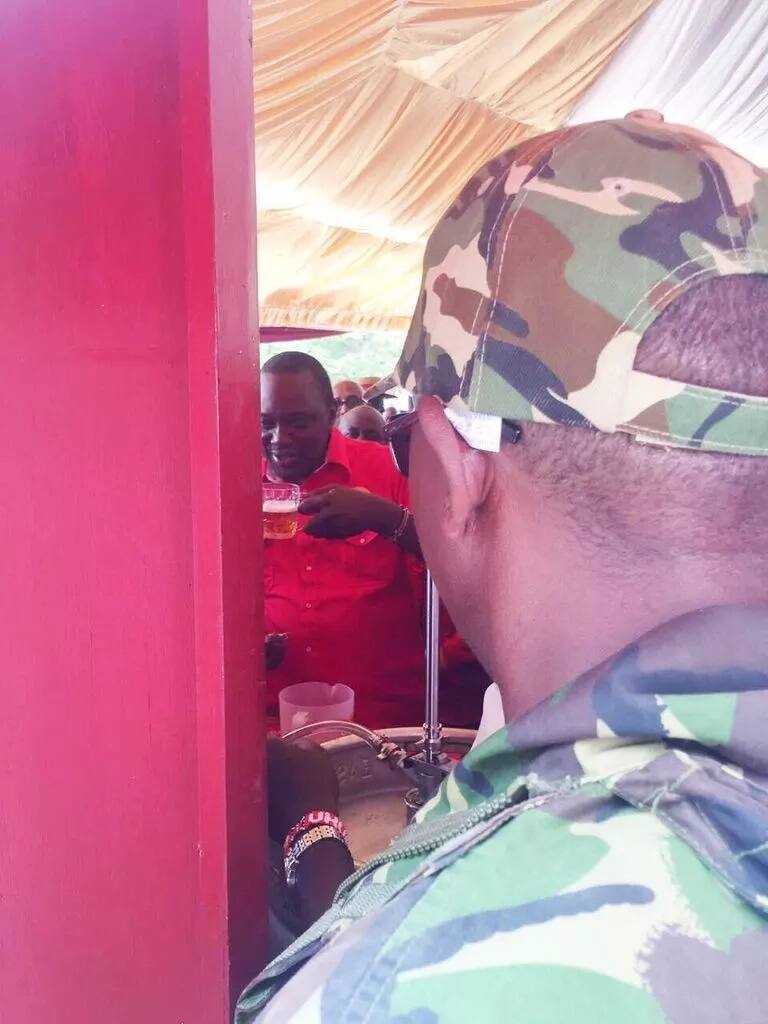 Uhuru excites social media after drowning a glass of beer before cameras in Kisumu (Photo)