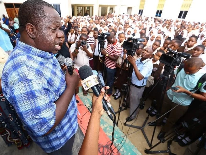 Matiang'i awachangamsha wanafunzi wa Mama Ngina High kwa kuwapa chamcha cha KSh100,000