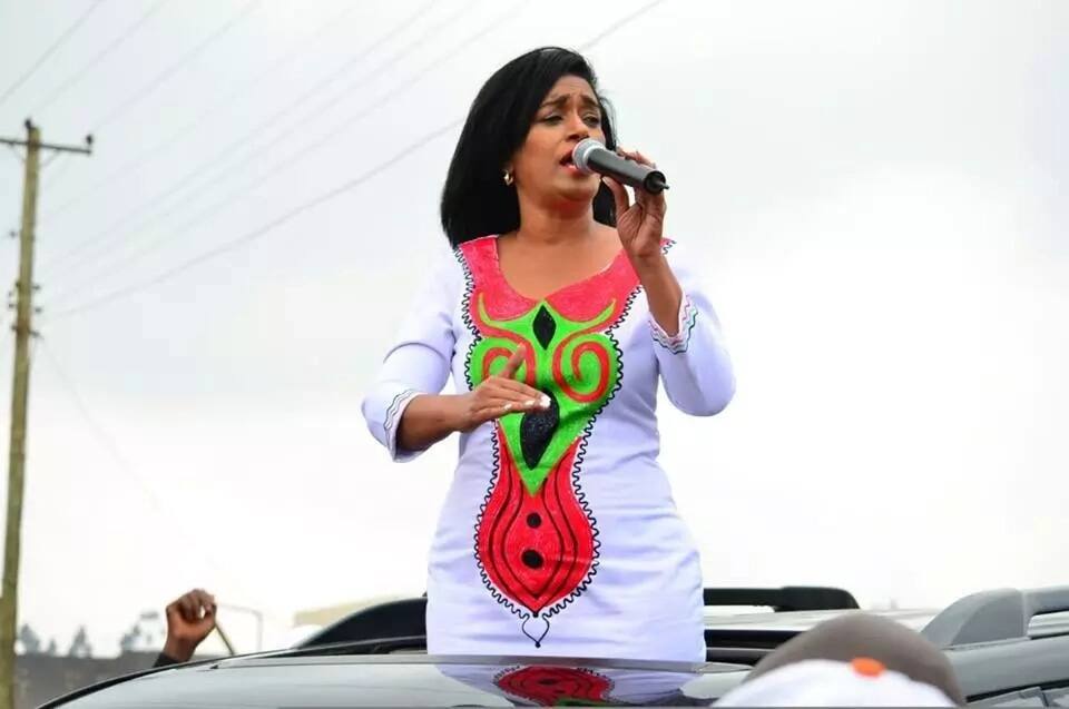 Esther Passaris awazuzua wengi Kiambu kwa vazi lake murua (picha)