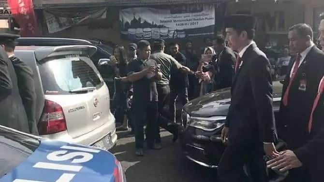 President Joko decided to walk after being caught up in traffic. Photo: Facebook/President Joko Widodo