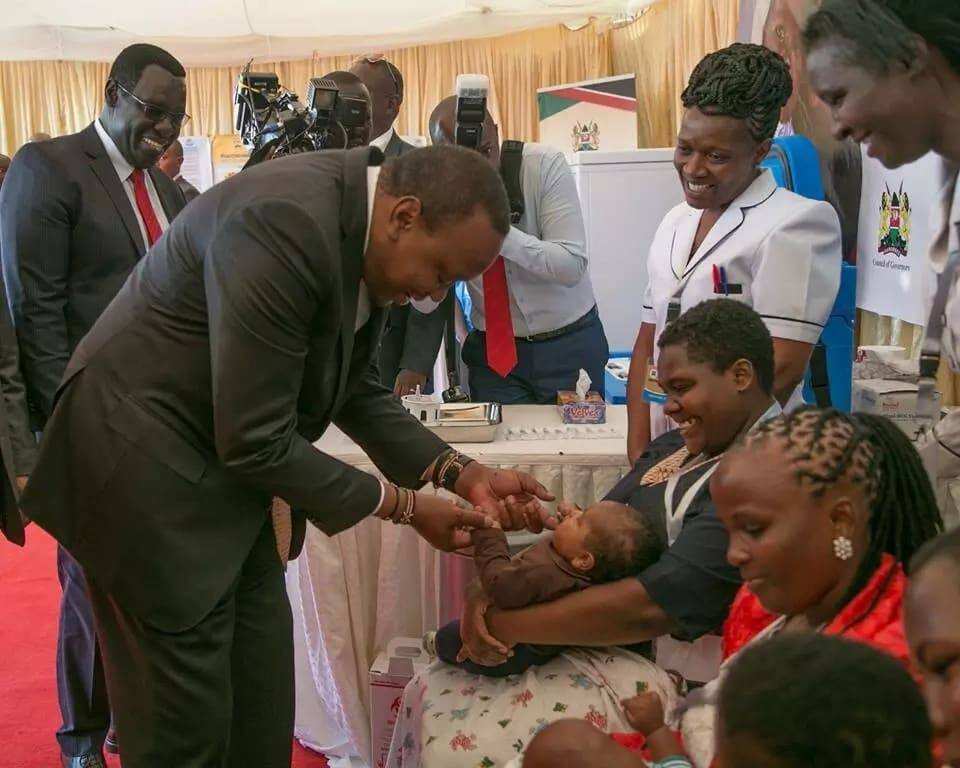 Uhuru anapendwa na watoto kweli, tazama picha