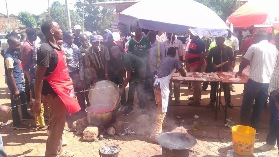 Jubilee supporters in Murang'a throw chapati street bash after Uhuru is sworn in