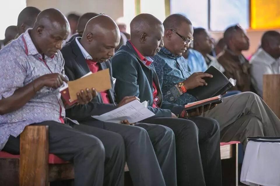 Naibu Rais William Ruto awasaidia Uhuru na Moi kufungua Biblia (Video)