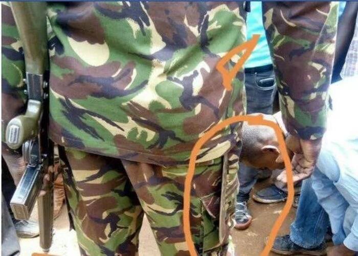 Polisi wa kike afurahisha waandamanaji kwa urembo huku mwenzake akibeba panga!