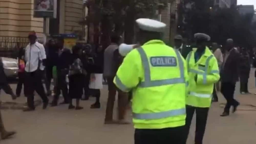 Injili ya nabii Uwuor yawalewesha polisi, tazama video wanavyompigia debe Nairobi