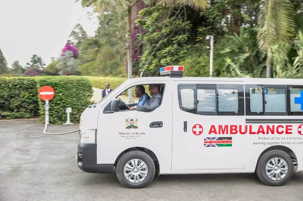 Kidero rides with Uhuru Kenyatta in an Ambulance and Kenyans erupt