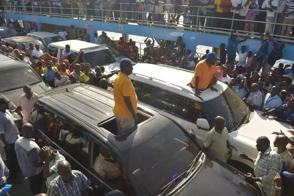 Raila amwita Ruto ‘mwizi’ katika ziara yake Mombasa