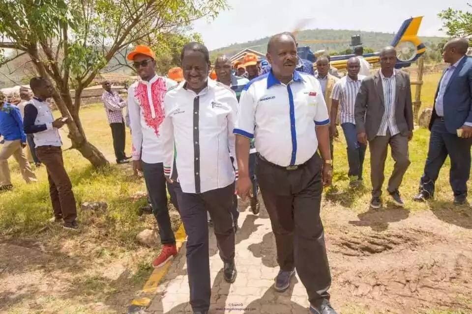 Picha za Raila na Ruto wakikumbatiana zazua mjadala mitandaoni