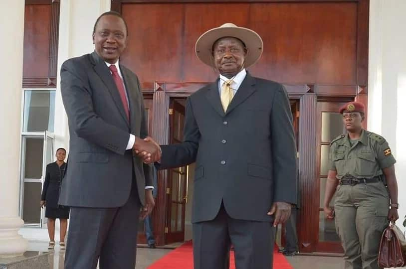 Picha ya awali ya Rais Uhuru Kenyatta(kushoto) alipokutana na Rais Museveni(kulia) katika Ikulu ya Uganda. Picha: State House Kenya.