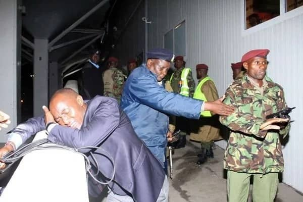 Wanahabari wazuiliwa na GSU kuingia JKIA na kuaachwa kupigwa na kibaridi