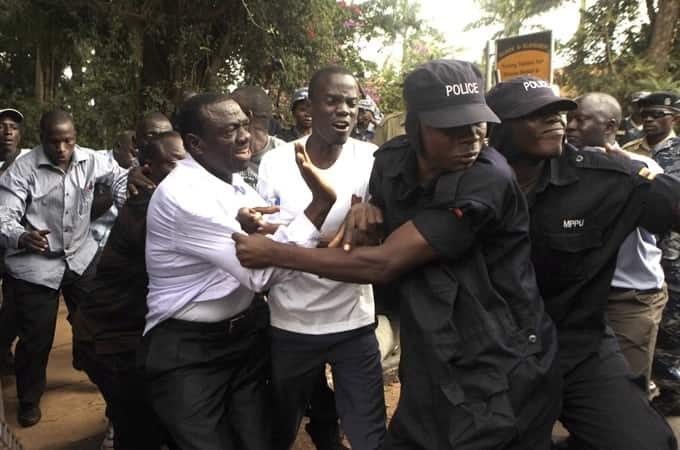 Polisi waliswaga gari la Besigye, wamkamata na kumchukua kusikojulikana