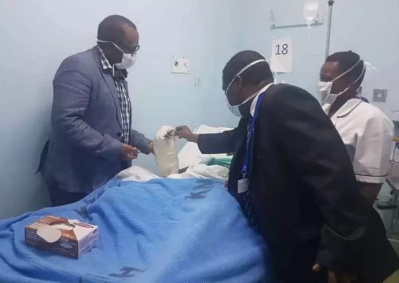 Mvulana wa miaka 17 kutoka Kiambu ambaye mkono wake ulikarabatiwa na hospitali ya Kenyatta akwama kutokana na bili kubwa